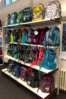 foto interier prodejna školních batohů, aktovek, penálů, lahví, tvořivé hračky ...